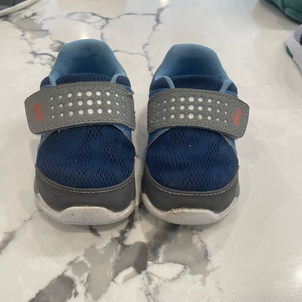 See Kai run size 6  Ryder ll FlexiRun tennis shoes